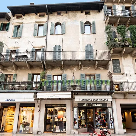 アパート Luxury On Piazza Erbe