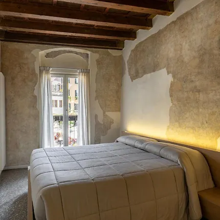 Apartment Luxury On Piazza Erbe Verona