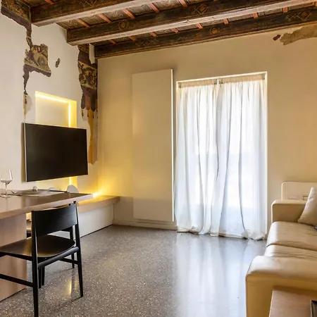 Luxury On Piazza Erbe Apartment Verona