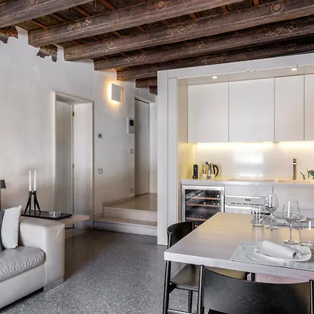 Luxury On Piazza Erbe
