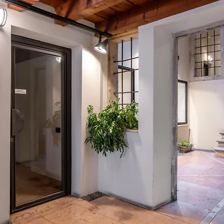 Luxury On Piazza Erbe Apartment Verona