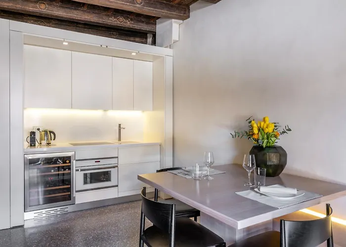 Luxury On Piazza Erbe Апартаменты