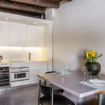 Luxury On Piazza Erbe 아파트