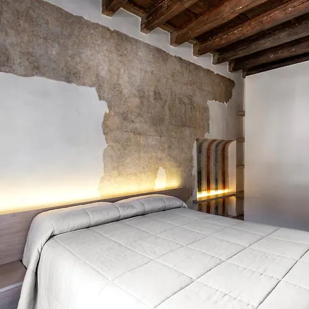 Luxury On Piazza Erbe Apartament *