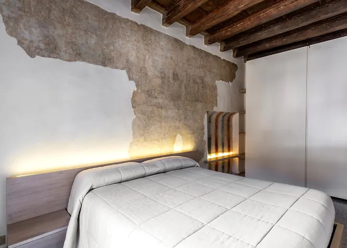 Luxury On Piazza Erbe Apartament *