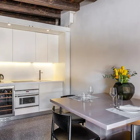 Luxury On Piazza Erbe Lejlighed