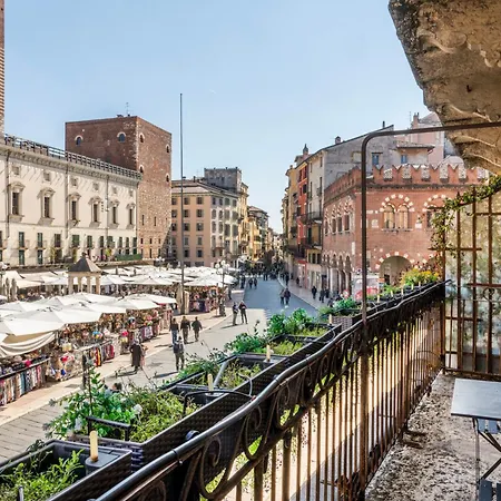 Luxury On Piazza Erbe